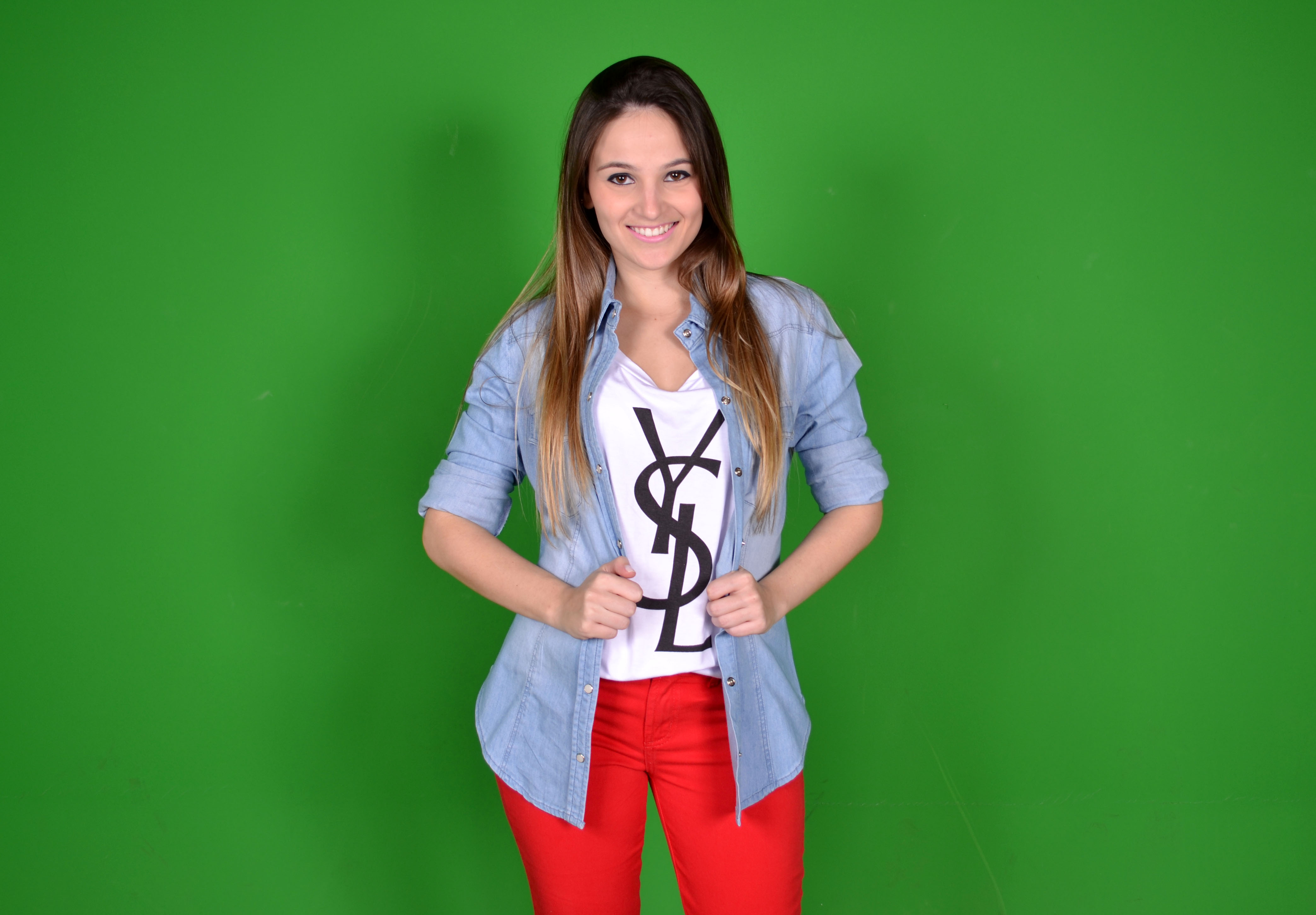 Look Impactto: T-shirt YSL + camisa jeans + red pants
